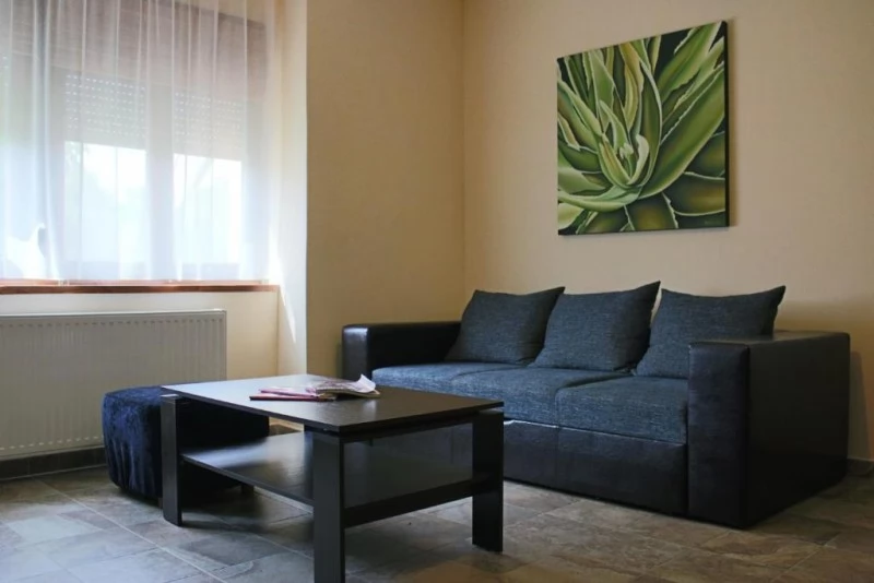Jula Cazare | Casă de apartamente (K0018-56) Imaginea poate fi supusă drepturilor de autor. Se recomandă contactarea titularului drepturilor.