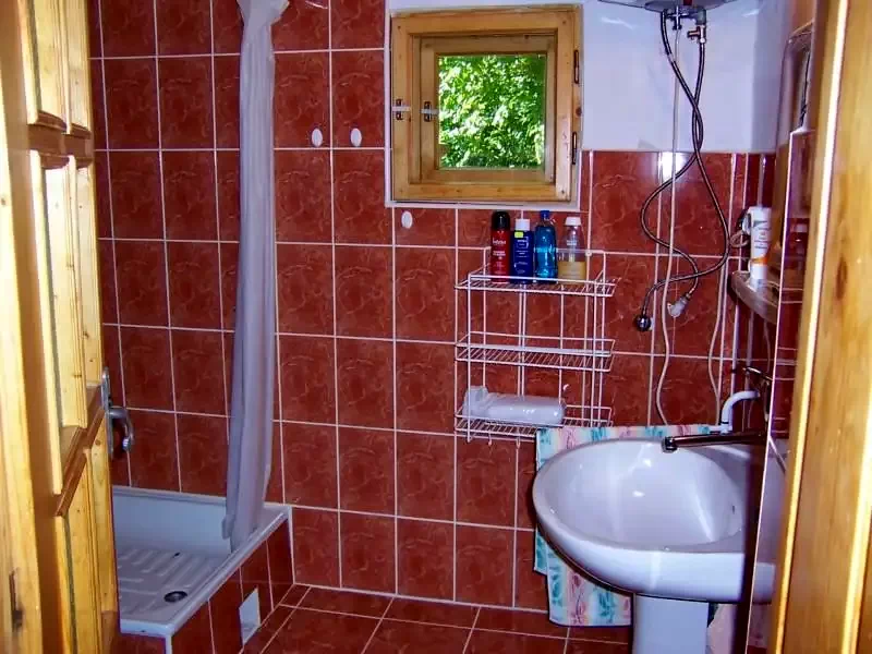 Szováta Szállás | Kulcsosház (K0211-6) A kép szerzői jogvédelem alatt állhat. Javasolt a kapcsolatfelvétel a jog tulajdonossal. Szováta Szállás | Kulcsosház (K0211-6) A kép szerzői jogvédelem alatt állhat. Javasolt a kapcsolatfelvétel a jog tulajdonossal.