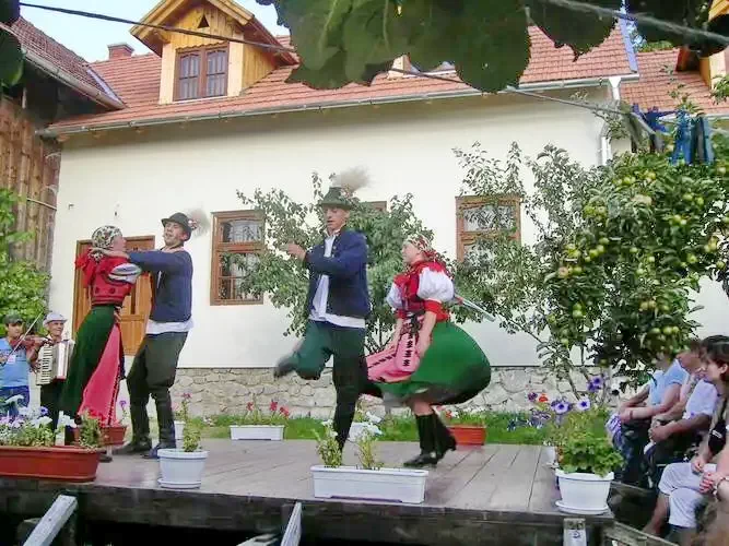 Prezantarea dansurilor populare Prezantarea dansurilor populare