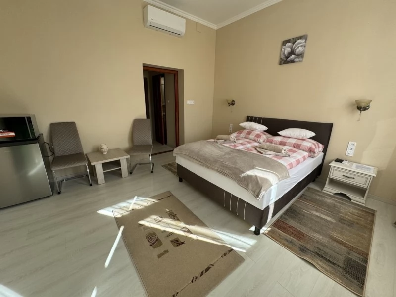 Gyula Szállás | Apartmanház (K1108-2) A kép szerzői jogvédelem alatt állhat. Javasolt a kapcsolatfelvétel a jog tulajdonossal. Gyula Szállás | Apartmanház (K1108-2) A kép szerzői jogvédelem alatt állhat. Javasolt a kapcsolatfelvétel a jog tulajdonossal.