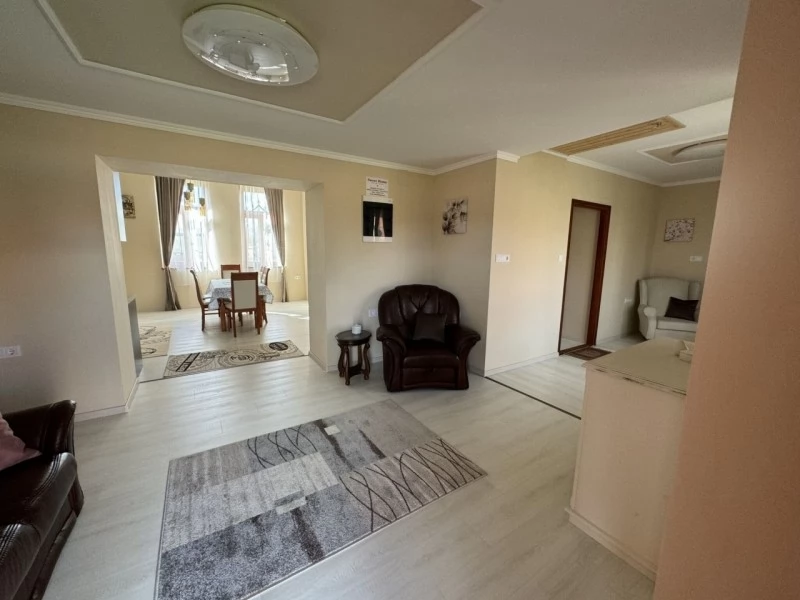 Jula Cazare | Casă de apartamente (K1108-4) Imaginea poate fi supusă drepturilor de autor. Se recomandă contactarea titularului drepturilor.