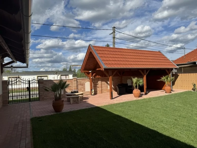 Gyula Szállás | Apartmanház (K1108-17) A kép szerzői jogvédelem alatt állhat. Javasolt a kapcsolatfelvétel a jog tulajdonossal. Gyula Szállás | Apartmanház (K1108-17) A kép szerzői jogvédelem alatt állhat. Javasolt a kapcsolatfelvétel a jog tulajdonossal.