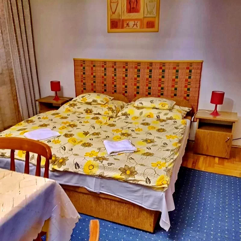  Cazare | Casă de apartamente (K0939-7) Imaginea poate fi supusă drepturilor de autor. Se recomandă contactarea titularului drepturilor.