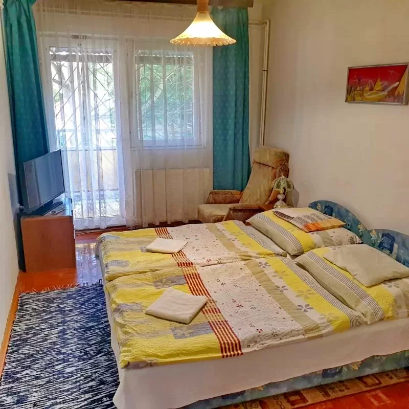  Cazare | Casă de apartamente (K0939-13) Imaginea poate fi supusă drepturilor de autor. Se recomandă contactarea titularului drepturilor.