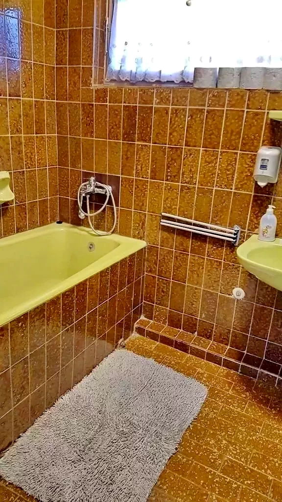  Cazare | Casă de apartamente (K0939-23) Imaginea poate fi supusă drepturilor de autor. Se recomandă contactarea titularului drepturilor.