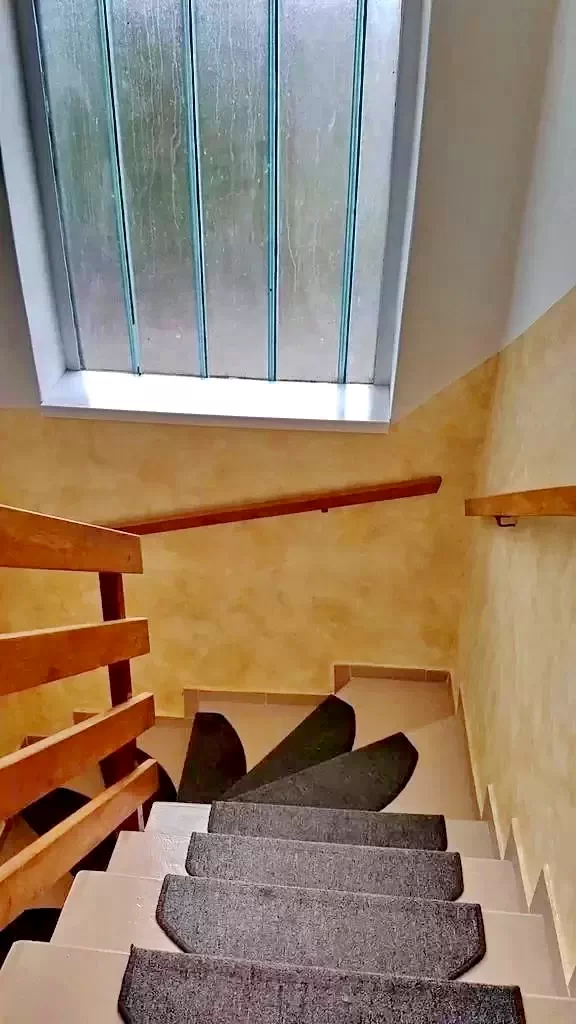 Cazare | Casă de apartamente (K0939-28) Imaginea poate fi supusă drepturilor de autor. Se recomandă contactarea titularului drepturilor.