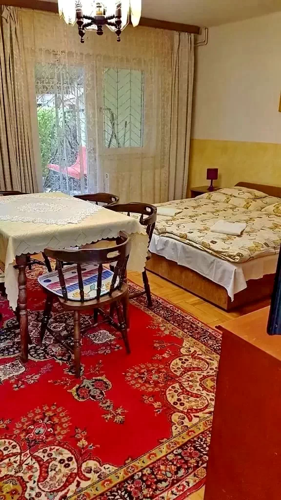 Cazare | Casă de apartamente (K0939-31) Imaginea poate fi supusă drepturilor de autor. Se recomandă contactarea titularului drepturilor.