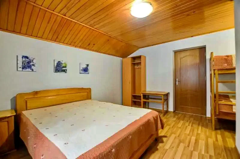 Csalhó Szállás | Panzió (K0701-10) A kép szerzői jogvédelem alatt állhat. Javasolt a kapcsolatfelvétel a jog tulajdonossal. Csalhó Szállás | Panzió (K0701-10) A kép szerzői jogvédelem alatt állhat. Javasolt a kapcsolatfelvétel a jog tulajdonossal.