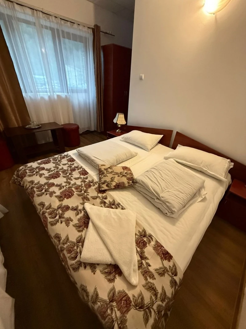 Herkulesfürdő Szállás | Hostel (K1614-12) A kép szerzői jogvédelem alatt állhat. Javasolt a kapcsolatfelvétel a jog tulajdonossal. Herkulesfürdő Szállás | Hostel (K1614-12) A kép szerzői jogvédelem alatt állhat. Javasolt a kapcsolatfelvétel a jog tulajdonossal.