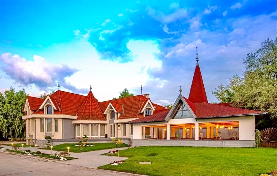 Sfântu Gheorghe Cazare | Hotel*** (K1433-23) Imaginea poate fi supusă drepturilor de autor. Se recomandă contactarea titularului drepturilor. Sfântu Gheorghe Cazare | Hotel*** (K1433-23) Imaginea poate fi supusă drepturilor de autor. Se recomandă contactarea titularului drepturilor.
