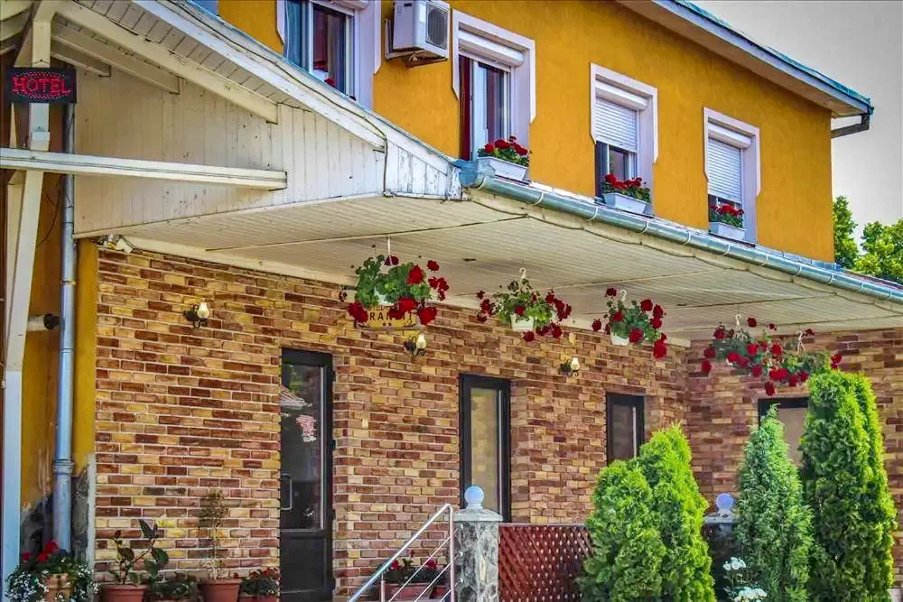 Székelyudvarhely Szállás | Hotel** (K1358-42) A kép szerzői jogvédelem alatt állhat. Javasolt a kapcsolatfelvétel a jog tulajdonossal. Székelyudvarhely Szállás | Hotel** (K1358-42) A kép szerzői jogvédelem alatt állhat. Javasolt a kapcsolatfelvétel a jog tulajdonossal.