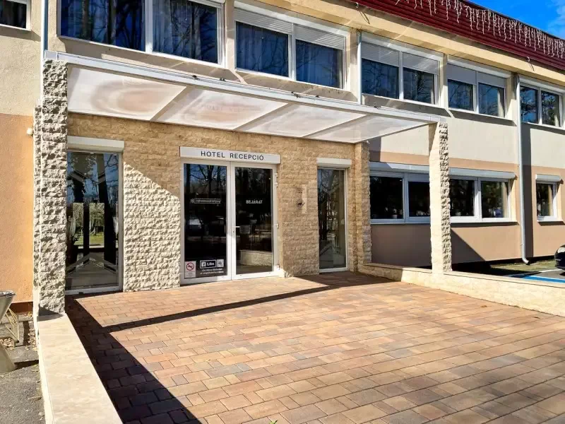 Tata Cazare | Hotel*** (K1085-1) Imaginea poate fi supusă drepturilor de autor. Se recomandă contactarea titularului drepturilor.