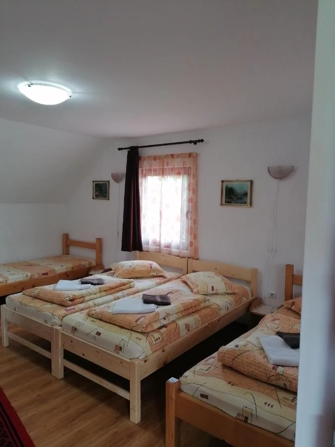 Corund Cazare | Cabană (K0277-15) Imaginea poate fi supusă drepturilor de autor. Se recomandă contactarea titularului drepturilor. Corund Cazare | Cabană (K0277-15) Imaginea poate fi supusă drepturilor de autor. Se recomandă contactarea titularului drepturilor.