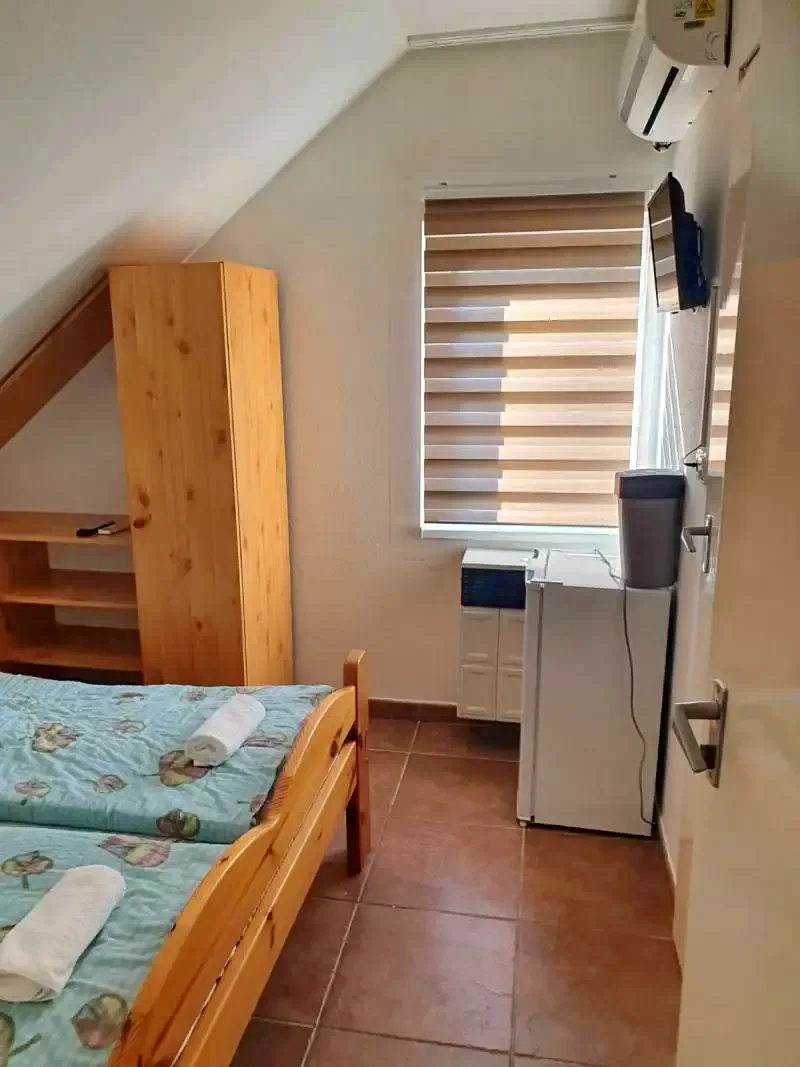 Cazare | Casă de oaspeți (K0001-18) Imaginea poate fi supusă drepturilor de autor. Se recomandă contactarea titularului drepturilor. Cazare | Casă de oaspeți (K0001-18) Imaginea poate fi supusă drepturilor de autor. Se recomandă contactarea titularului drepturilor.