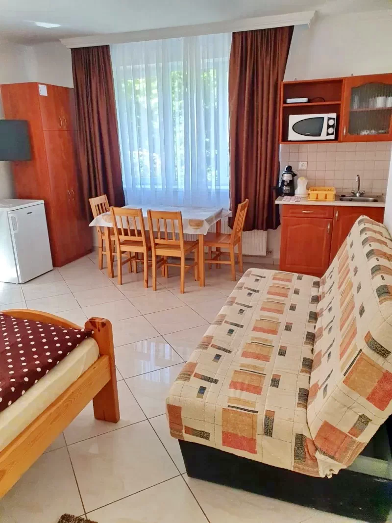 Cazare | Casă de oaspeți (K0001-27) Imaginea poate fi supusă drepturilor de autor. Se recomandă contactarea titularului drepturilor. Cazare | Casă de oaspeți (K0001-27) Imaginea poate fi supusă drepturilor de autor. Se recomandă contactarea titularului drepturilor.