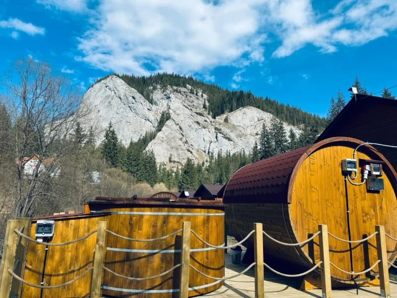 Cazare Lacu Roșu - Căsuțele Suhardul Mic | Gyilkos-tó - Kiscohárd Faházak. Imaginea poate fi supusă drepturilor de autor. Se recomandă contactarea titularului drepturilor.