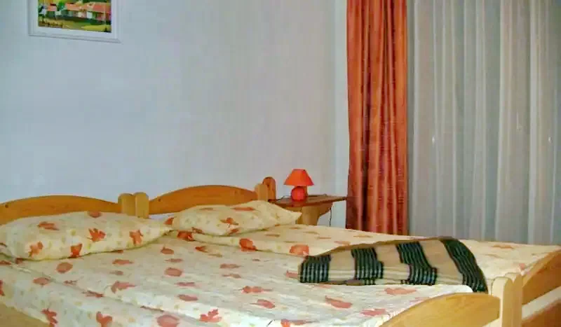 Tusnádfürdő Szállás | Villa (K0698-8) A kép szerzői jogvédelem alatt állhat. Javasolt a kapcsolatfelvétel a jog tulajdonossal. Tusnádfürdő Szállás | Villa (K0698-8) A kép szerzői jogvédelem alatt állhat. Javasolt a kapcsolatfelvétel a jog tulajdonossal.