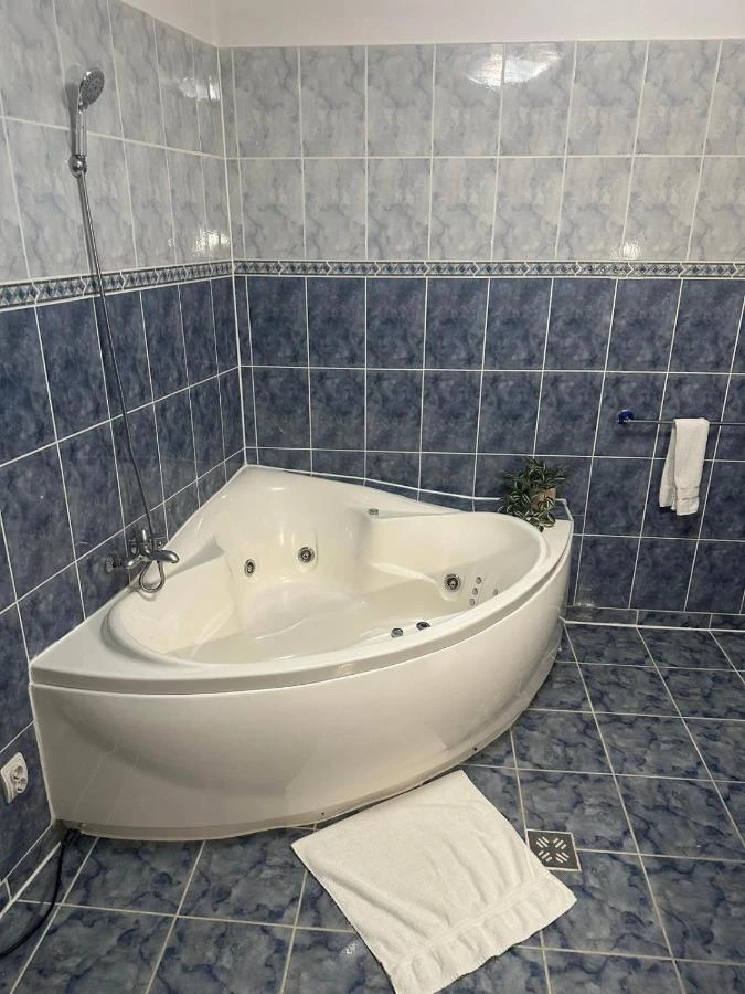 Gheorgheni Cazare | Hotel*** (K1533-47) Imaginea poate fi supusă drepturilor de autor. Se recomandă contactarea titularului drepturilor. Gheorgheni Cazare | Hotel*** (K1533-47) Imaginea poate fi supusă drepturilor de autor. Se recomandă contactarea titularului drepturilor.