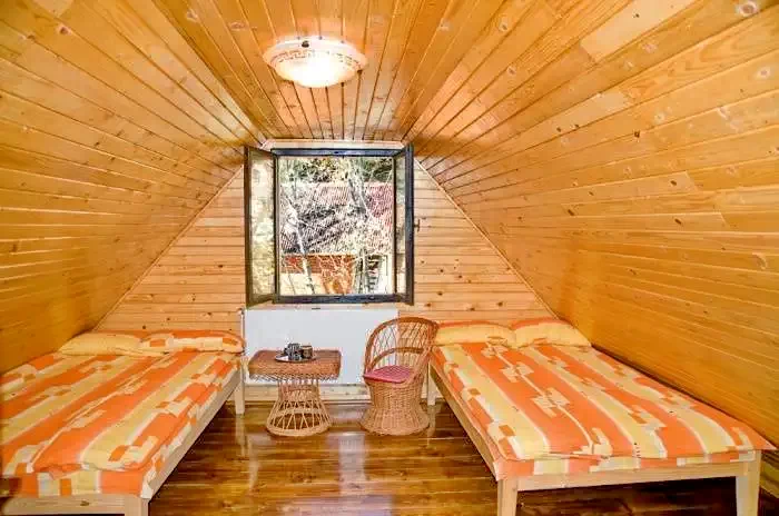 Izvoare Cazare | Cabană (K1284-15) Imaginea poate fi supusă drepturilor de autor. Se recomandă contactarea titularului drepturilor. Izvoare Cazare | Cabană (K1284-15) Imaginea poate fi supusă drepturilor de autor. Se recomandă contactarea titularului drepturilor.