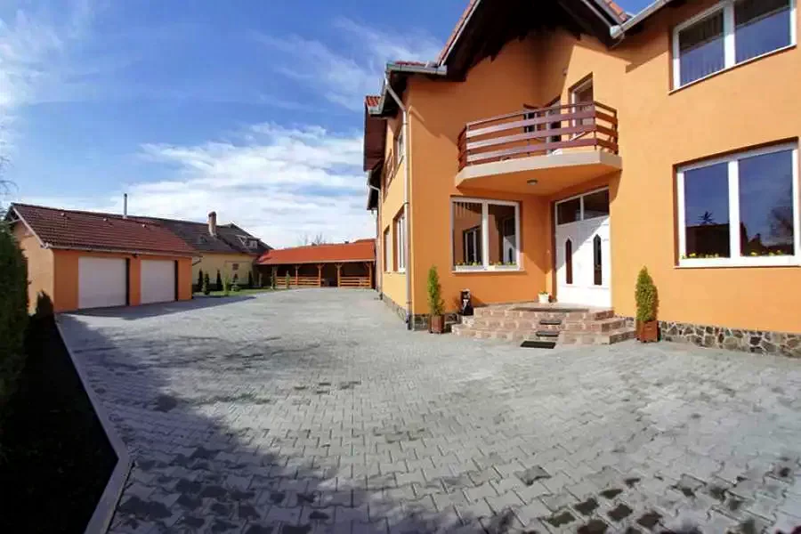 Székelyudvarhely Szállás | Panzió (K0385-23) A kép szerzői jogvédelem alatt állhat. Javasolt a kapcsolatfelvétel a jog tulajdonossal. Székelyudvarhely Szállás | Panzió (K0385-23) A kép szerzői jogvédelem alatt állhat. Javasolt a kapcsolatfelvétel a jog tulajdonossal.