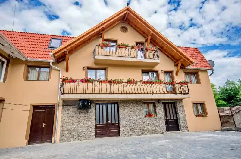 Odorheiu Secuiesc Cazare | Pensiune (K0753-9) Imaginea poate fi supusă drepturilor de autor. Se recomandă contactarea titularului drepturilor.
