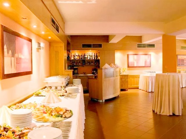Székelyudvarhely Szállás | Hotel**** (K0756-16) A kép szerzői jogvédelem alatt állhat. Javasolt a kapcsolatfelvétel a jog tulajdonossal. Székelyudvarhely Szállás | Hotel**** (K0756-16) A kép szerzői jogvédelem alatt állhat. Javasolt a kapcsolatfelvétel a jog tulajdonossal.