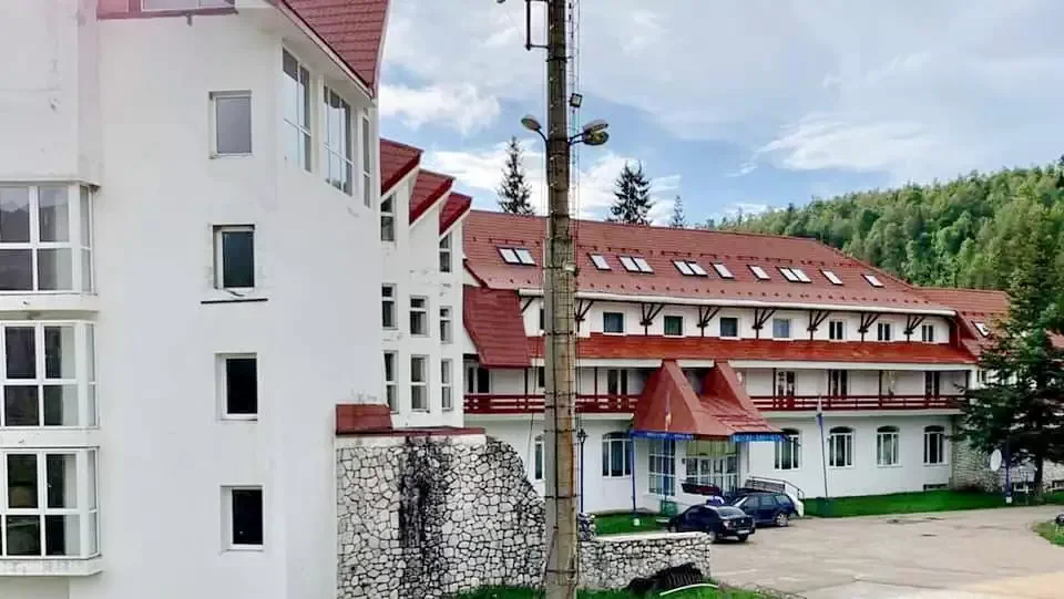 Stâna de Vale Cazare | Hotel*** (K0828-42) Imaginea poate fi supusă drepturilor de autor. Se recomandă contactarea titularului drepturilor. Stâna de Vale Cazare | Hotel*** (K0828-42) Imaginea poate fi supusă drepturilor de autor. Se recomandă contactarea titularului drepturilor.