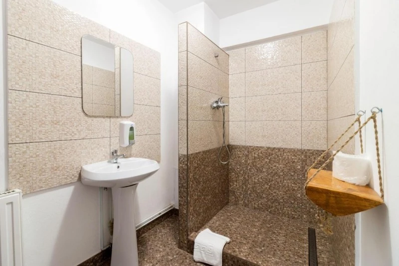 Zernest Szállás | Hotel*** (K1550-8) A kép szerzői jogvédelem alatt állhat. Javasolt a kapcsolatfelvétel a jog tulajdonossal. Zernest Szállás | Hotel*** (K1550-8) A kép szerzői jogvédelem alatt állhat. Javasolt a kapcsolatfelvétel a jog tulajdonossal.