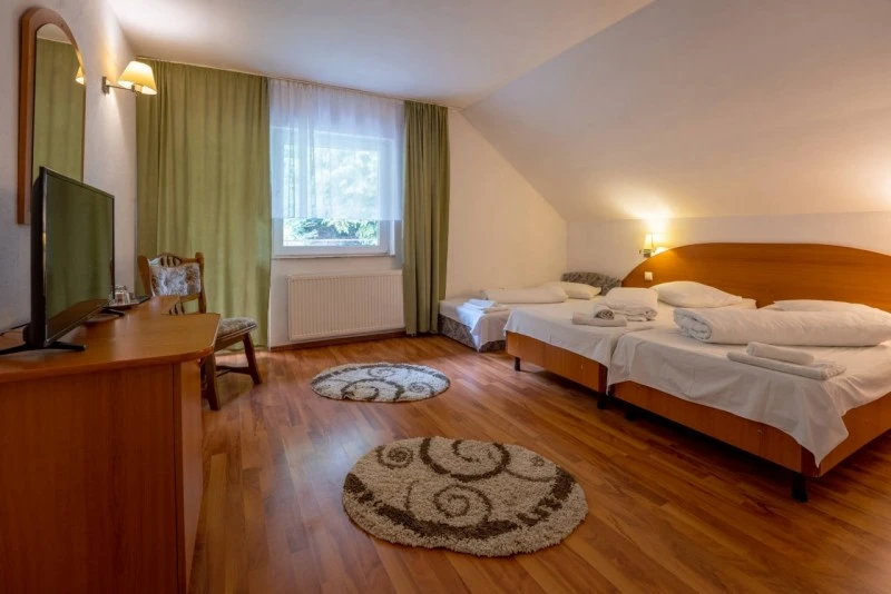 Segesvár Szállás | Hotel*** (K1588-32) A kép szerzői jogvédelem alatt állhat. Javasolt a kapcsolatfelvétel a jog tulajdonossal. Segesvár Szállás | Hotel*** (K1588-32) A kép szerzői jogvédelem alatt állhat. Javasolt a kapcsolatfelvétel a jog tulajdonossal.