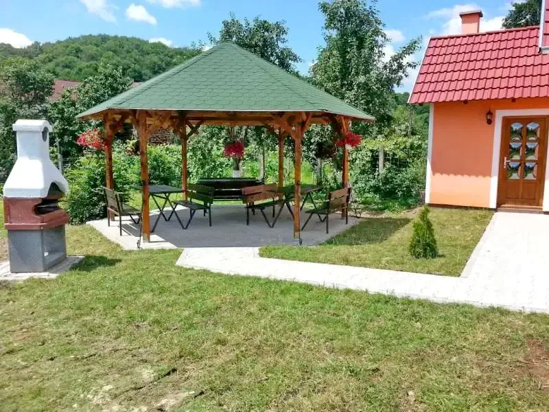 Szováta Szállás | Panzió (K0164-29) A kép szerzői jogvédelem alatt állhat. Javasolt a kapcsolatfelvétel a jog tulajdonossal. Szováta Szállás | Panzió (K0164-29) A kép szerzői jogvédelem alatt állhat. Javasolt a kapcsolatfelvétel a jog tulajdonossal.