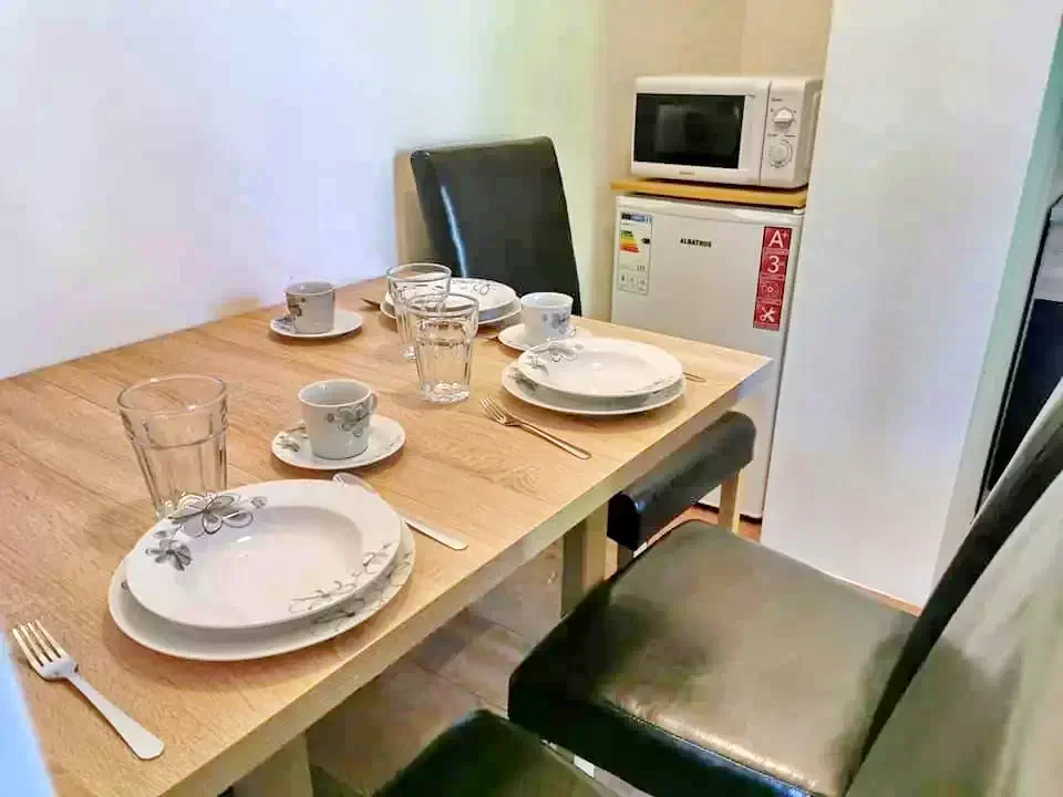 Jula Cazare | Casă de apartamente (K1086-5) Imaginea poate fi supusă drepturilor de autor. Se recomandă contactarea titularului drepturilor.