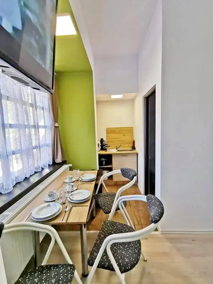 Jula Cazare | Casă de apartamente (K1086-14) Imaginea poate fi supusă drepturilor de autor. Se recomandă contactarea titularului drepturilor.