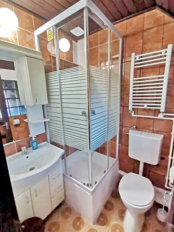 Jula Cazare | Casă de apartamente (K1086-27) Imaginea poate fi supusă drepturilor de autor. Se recomandă contactarea titularului drepturilor.