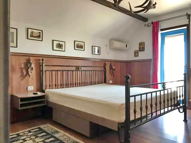 Vulturu Cazare | Motel (K1300-12) Imaginea poate fi supusă drepturilor de autor. Se recomandă contactarea titularului drepturilor.