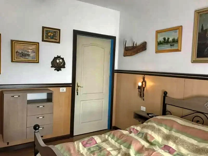 Vulturu Cazare | Motel (K1300-14) Imaginea poate fi supusă drepturilor de autor. Se recomandă contactarea titularului drepturilor.