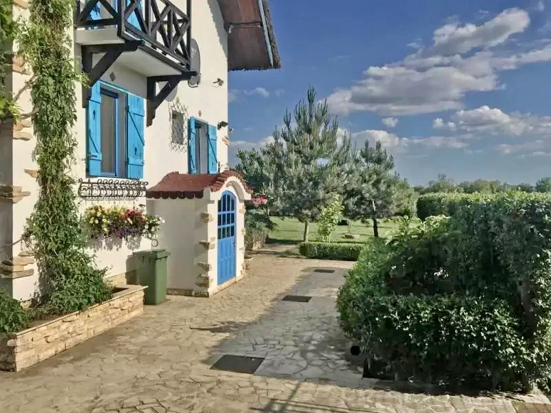 Vulturu Cazare | Motel (K1300-29) Imaginea poate fi supusă drepturilor de autor. Se recomandă contactarea titularului drepturilor.