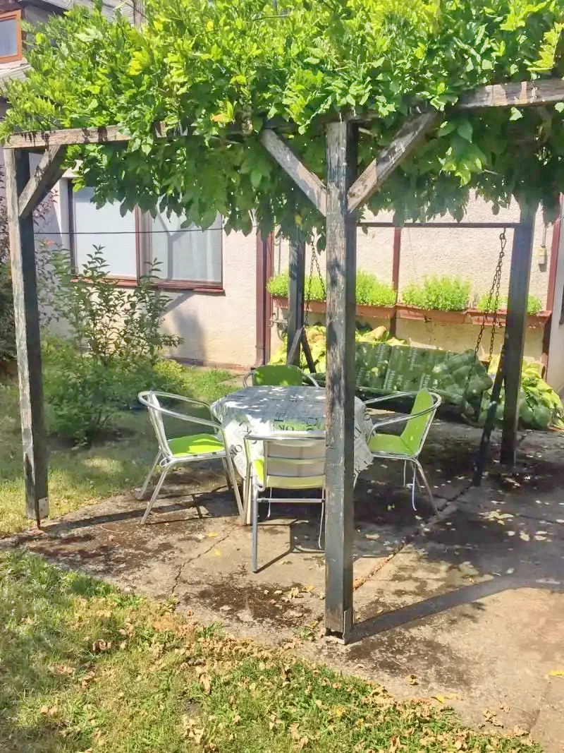  Cazare | Sat de vacanță (K0198-1) Imaginea poate fi supusă drepturilor de autor. Se recomandă contactarea titularului drepturilor.