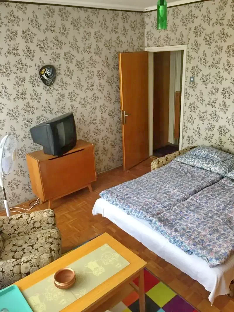  Cazare | Sat de vacanță (K0198-20) Imaginea poate fi supusă drepturilor de autor. Se recomandă contactarea titularului drepturilor.