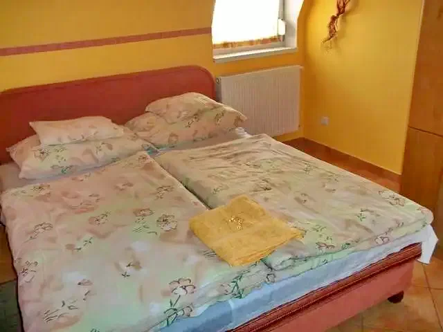  Cazare | Casă de apartamente (K1104-2) Imaginea poate fi supusă drepturilor de autor. Se recomandă contactarea titularului drepturilor.