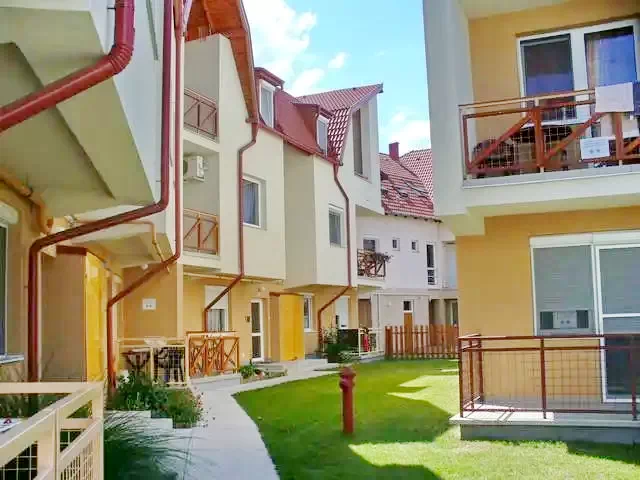  Cazare | Casă de apartamente (K1104-7) Imaginea poate fi supusă drepturilor de autor. Se recomandă contactarea titularului drepturilor.