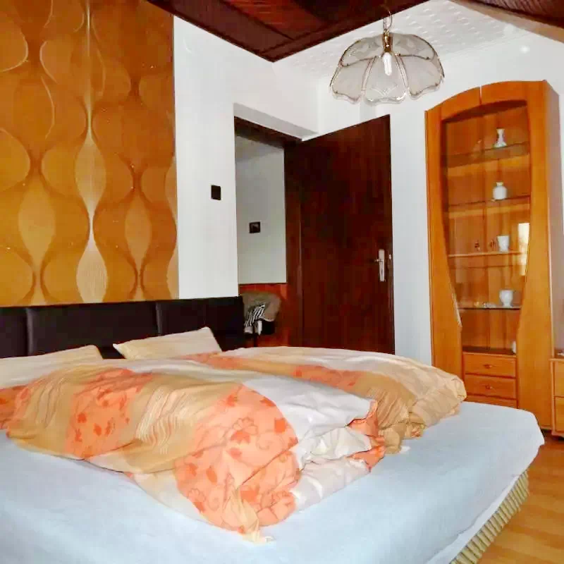 Jula Cazare | Casă de apartamente (K1343-19) Imaginea poate fi supusă drepturilor de autor. Se recomandă contactarea titularului drepturilor.