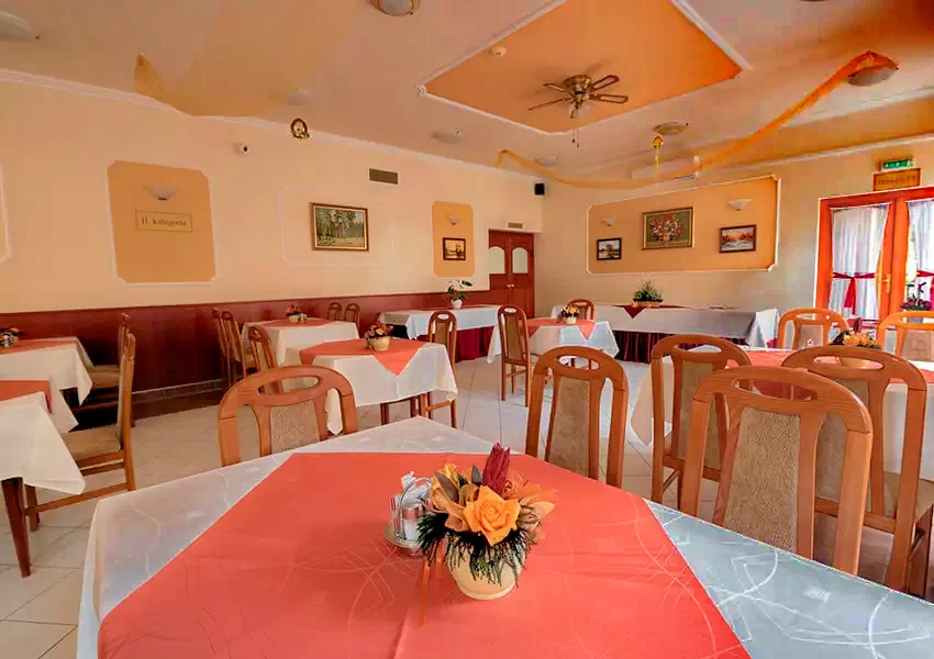  Cazare | Motel (K0818-6) Imaginea poate fi supusă drepturilor de autor. Se recomandă contactarea titularului drepturilor.