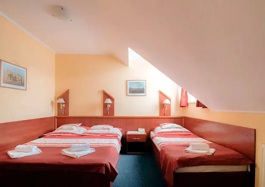  Cazare | Motel (K0818-33) Imaginea poate fi supusă drepturilor de autor. Se recomandă contactarea titularului drepturilor.